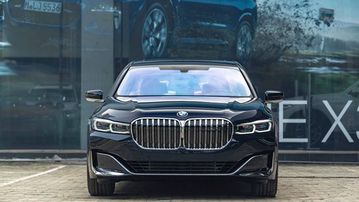 BMW 730Li Pure Excellence 2024 mang một diện mạo mạnh mẽ, dữ dằn hơn hẳn