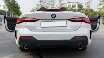 Nhìn từ phía sau, BMW 430i Convertible M Sport 2023 mang đến ấn tượng mạnh mẽ về thị giác