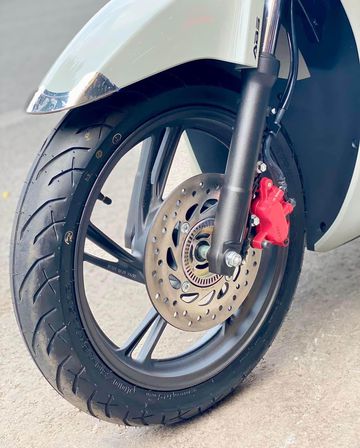 Bộ mâm xe vành đúc màu đen sang trọng khiến tổng thể mẫu xe Honda SH 160i 2024 trở nên khỏe khoắn