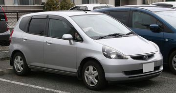 Honda Jazz thế hệ đầu tiên còn có tên gọi khác là Honda Fit