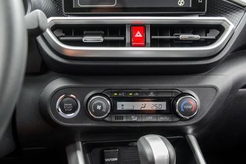 Toyota Raize 2023 cũng sở hữu hệ thống điều hoà tự động hoạt động mạnh mẽ và cho gió lạnh rất nhanh