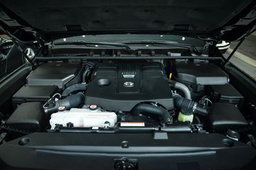 Mẫu SUV ở thế hệ thứ 9 được áp dụng hệ thống truyền động mới của Toyota với động cơ xăng 3.5L V6 Twin Turbo