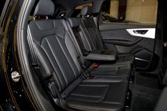 Ngoài ra, hàng ghế thứ 2 cũng trang bị tựa tay trung tâm tích hợp giá để cốc