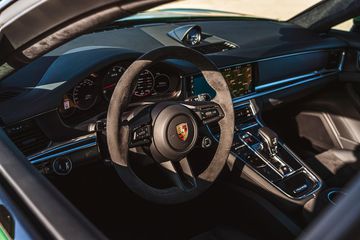 Tổng quan khoang lái của Porsche Panamera 2024