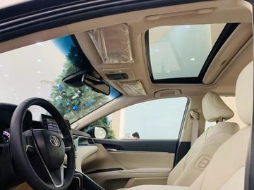 Các phiên bản cao cấp từ 2.0Q trở lên được Toyota trang bị cửa sổ trời thoáng đãng