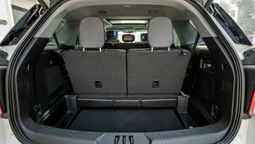 Ford Explorer trang bị hàng ghế thứ ba chỉnh điện khá tiện dụng