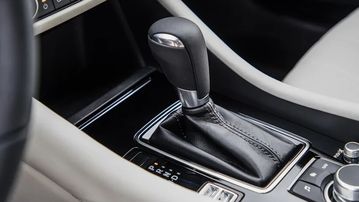 Cần số vẫn là dạng cơ truyền thống nhưng đã chuyển từ ốp nhựa lỳ sang nhựa bóng thời thượng hơn