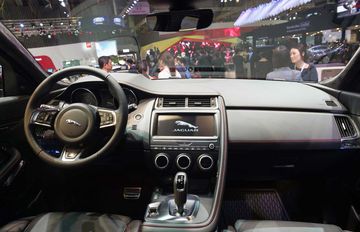 Jaguar E-Pace 2024 sử dụng nhiều chất liệu nội thất cao cấp cùng đa dạng các tùy chọn màu sắc 