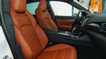 Hàng ghế trước có thiết kế ôm sát người ngồi