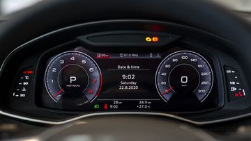 Phía sau vô lăng là một màn hình Audi Virtual Cockpit kích thước 12.3 inch với 2 giao diện cổ điển và hiện đại