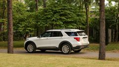 Những đường gân dập nổi trên Ford Explorer 2025 có phần tinh gọn, tạo vẻ chững chạc lịch lãm