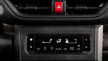 Giao diện điều khiển hệ thống điều hòa của Toyota Avanza Premio 2022 khá hiện đại và dễ sử dụng