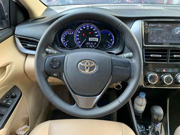 Toyota Vios 2023 vẫn sở hữu vô lăng 3 chấu thể thao và tính năng chỉnh tay 2 hướng trên tất cả phiên bản