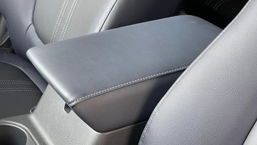 Bệ tỳ tay bọc da cỡ lớn tích hợp hộc chứa đồ bên trong tiện lợi