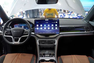 Khoang lái BYD Sealion 6 2025 cũng đề cao thiết kế gọn gàng, tinh giảm tối đa các nút bấm vật lý