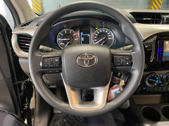 Vô lăng xe Toyota Hilux 2021 thiết kế dạng 3 chấu