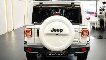 Ở phần đuôi xe Jeep Wrangler 2024 được trang bị lốp dự phòng