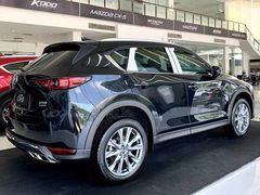Phần đuôi xe của Mazda CX-5 2023 được đánh giá cao về sự đơn giản và đẹp mắt