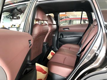 Về không gian, hàng ghế sau trên Toyota Corolla Cross 2023 được các chuyên gia đánh giá khá tốt