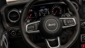 Vô lăng Jeep Wrangler 2023 có thiết kế 3 chấu và tạo hình đơn giản