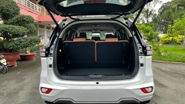 Cốp xe Isuzu MU-X 2023 khá rộng rãi