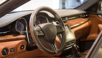 Vô lăng 3 chấu, được bọc da cao cấp