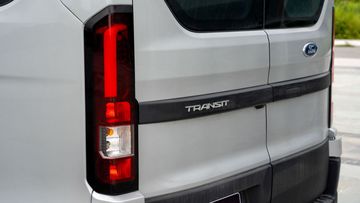 Thiết kế cửa hậu Ford Transit 2024 vẫn là hai cánh đôi tiện dụng