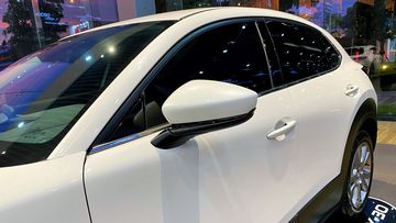 Gương chiếu hậu của CX-30 bố trí tách rời trụ A giúp tầm quan sát của người lái được cải thiện đáng kể