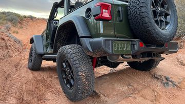 Không phải tất cả phiên bản Jeep Wrangler 2023 đều được trang bị bệ bước