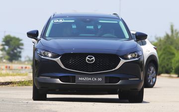 Hệ thống chiếu sáng trên Mazda CX-30 2023 cũng là một điểm đáng chú ý khi được ứng dụng công nghệ đèn Full LED