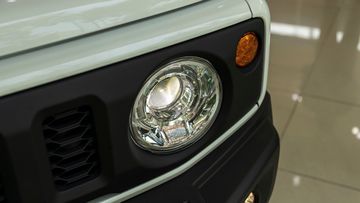 Đèn pha LED hiện đại là chi tiết nổi bật ở đầu xe Suzuki Jimny 2024