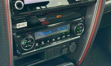 Khu vực điều khiển hệ thống điều hòa dạng tự động 2 vùng