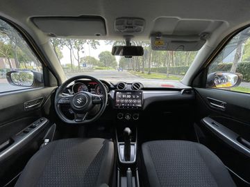 Tổng quan khoang lái trên Suzuki Swift 2023