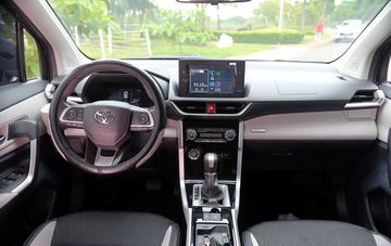 Bảng taplo trên Toyota Veloz 2023 có thiết kế đối xứng, nổi bật với màn hình giải trí trung tâm dạng Fly-Monitor