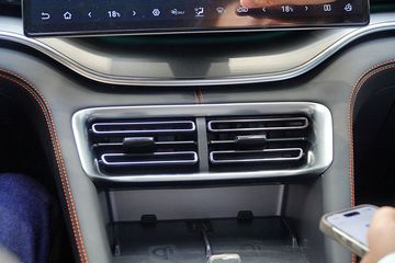 Các cửa gió BYD Sealion 6 đều có viền sơn bạc, trong khi các lá gió được thiết kế hình chữ nhật và có thể xoay 4 chiều tiện dụng.