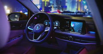 Không gian nội thất nổi bật với vô-lăng thể thao và các tiện ích