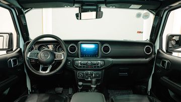 Khoang lái của Jeep Wrangler 2024 cũng hầm hố không kém vẻ bề ngoài