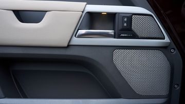 Land Rover Defender 130 cũng trang bị hệ thống âm thanh Meridian 11 loa 400W tiêu chuẩn