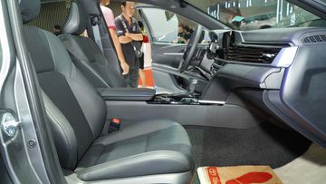 Toyota Camry 2025 trang bị tiêu chuẩn ghế ngồi bọc da màu đen khá cao cấp