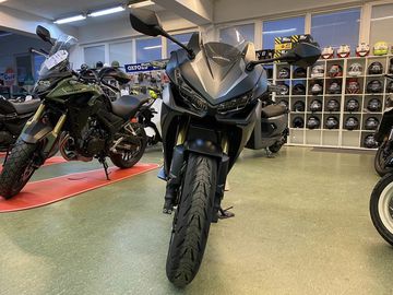 Cụm đ&egrave;n pha của&nbsp;Honda CBR500R đ&atilde; được n&acirc;ng cấp dạng full LED