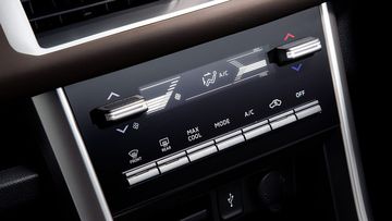 Cụm điều khiển hệ thống máy lạnh nay đã chuyển sang dạng kỹ thuật số đẹp mắt hơn so với loại cơ trước đó