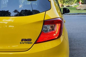 Cụm đèn hậu ở đuôi xe Brio thế hệ thứ 2