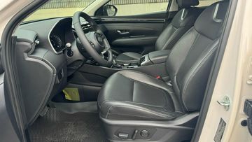 Hàng ghế trước thiết kế ôm thân người ngồi và có các phần đệm nâng đỡ tốt