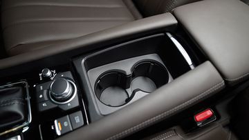 Liền khối với hệ thống cần số là hộc đựng cốc cùng bệ tỳ tay hàng ghế trước vô cùng tiện lợi