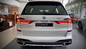 Phần đuôi của BMW X7 xDrive40i M Sport sở hữu dáng vẻ mạnh mẽ, vuông vức đầy thu hút 