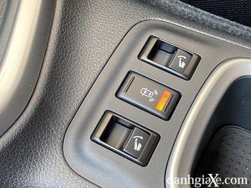 Các nút bấm điều khiển hàng ghế 3 tại vị trí ghế lái