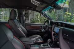 Ghế ngồi trên Fortuner 2022 bọc da tông màu đỏ đen