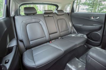 Không gian giữa các hàng ghế trên mẫu SUV Hàn này được nhận xét tương đối thoải mái