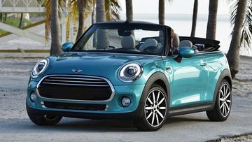Đầu xe MINI Cooper Convertible 2024 nổi bật với lưới tản nhiệt hình lục giác dạng tổ ong