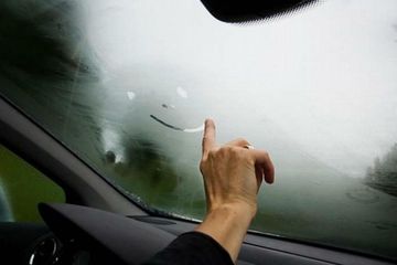 Mẹo xử lý mờ kính, nhòe gương khi lái xe ô tô trời mưa 2